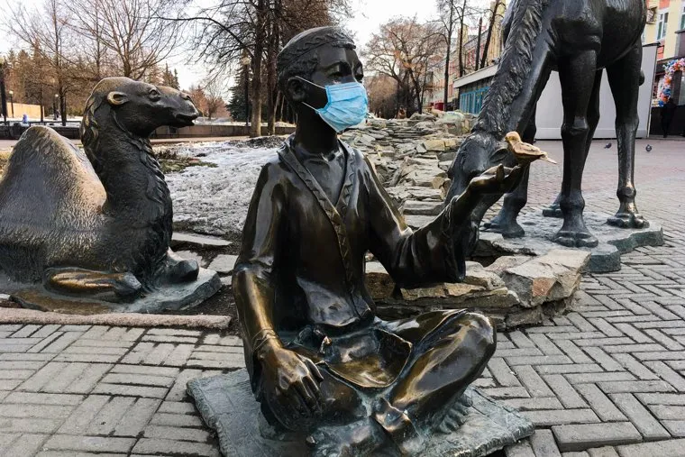 Кировка. Скульптуры в медицинских масках. Челябинск
