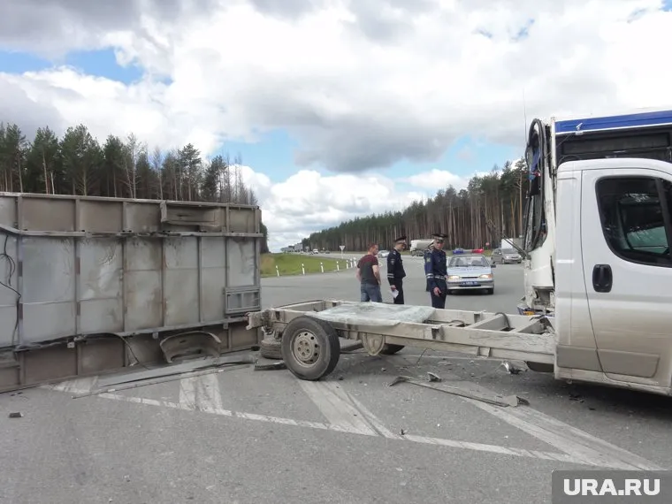 Движение легкового транспорта осуществляется по полю рядом с трассой