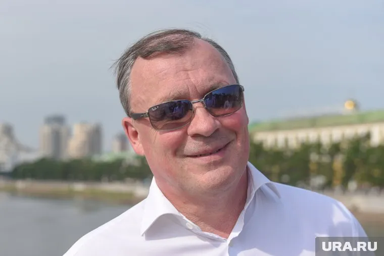 Алексей Орлов принял участие в разборке автомата в екатеринбургской школе