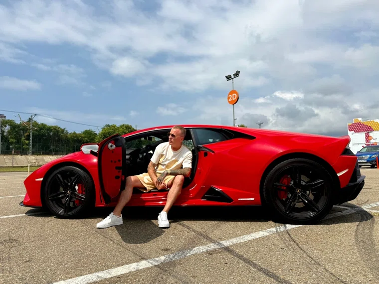 Виталий Реутов ведет несколько блогов и снимает стримы. В прошлом он был судим 