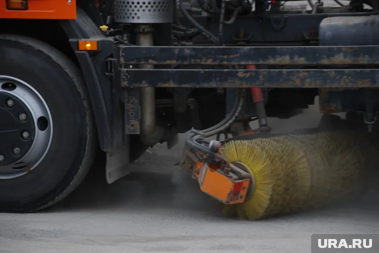 Дорожные службы обрабатывают трассы 