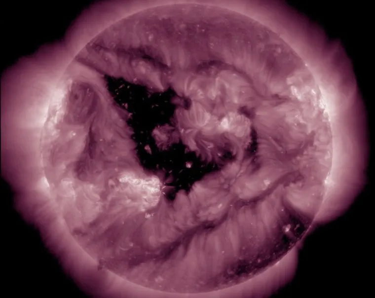 При таком расположении дыры избежать ее воздействия на Землю невозможно
