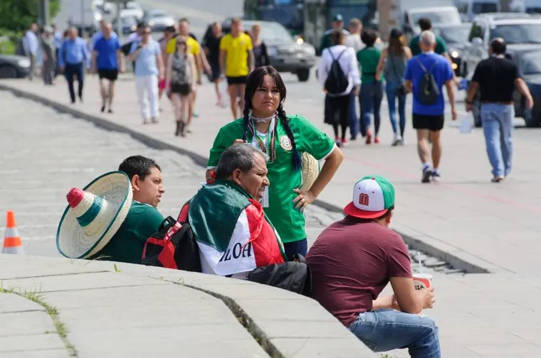 ЧМ-2018. Футбольные болельщики перед 44 матчем Чемпионата мира по футболу между сборными Швеции и Мексики. Екатеринбург, мексиканец, болельщики сборной мексики