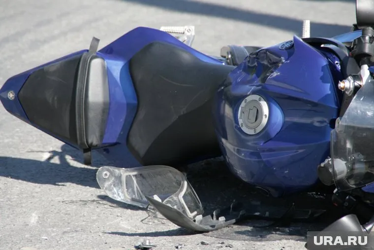 Водитель мотоцикла был без шлема и не имел водительских прав