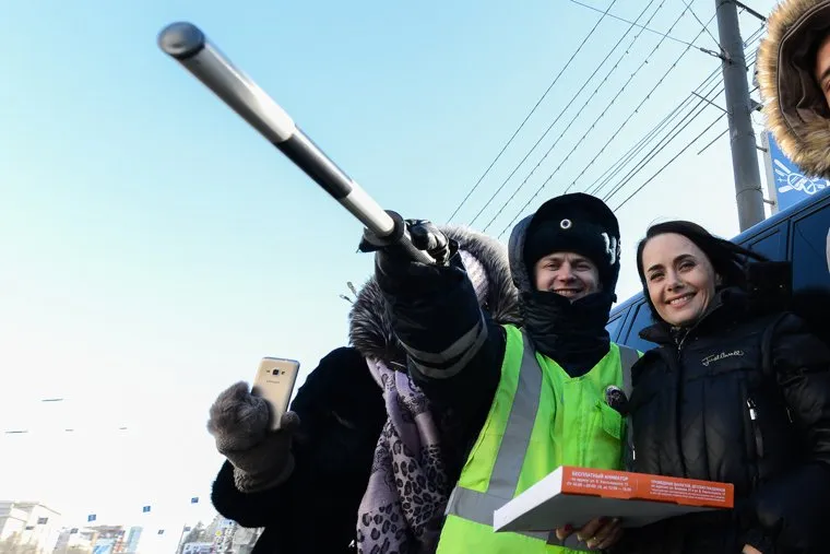 Акция ГИБДД по раздаче пиццы женщинам-водителям к 8 марта. Челябинск, пицца автомобилиста, гаи гибдд, женщина-водитель