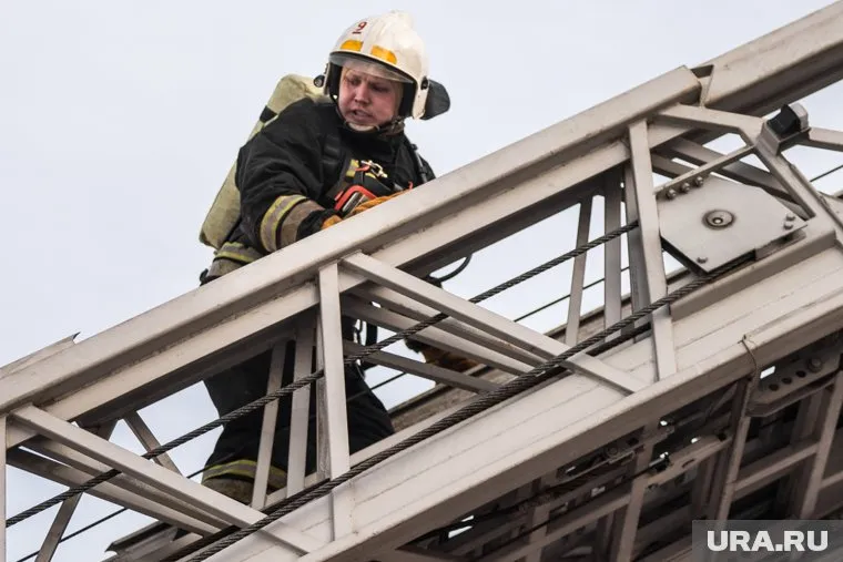 Личный состав пришлось вывести из здания завода для тушения пожара с улицы