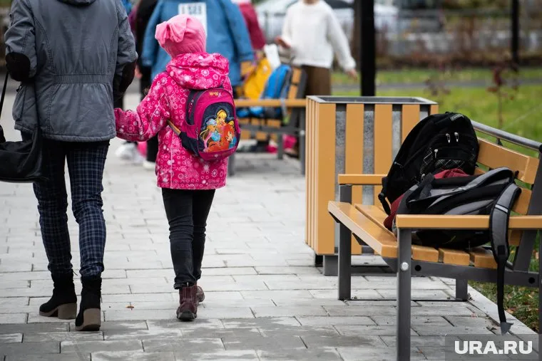 Право на выплату имеют родители, которые в одиночку воспитывают детей от 8 до 16 лет