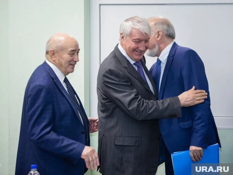 Неожиданное требование заявили общественники Сургута — вернуть в кресло мэра депутата Госдумы Александра Сидорова. А для этого нужна отставка Вадима Шувалова