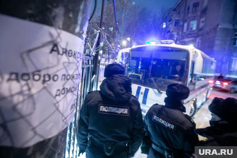 Протестующие нападают на полицейских