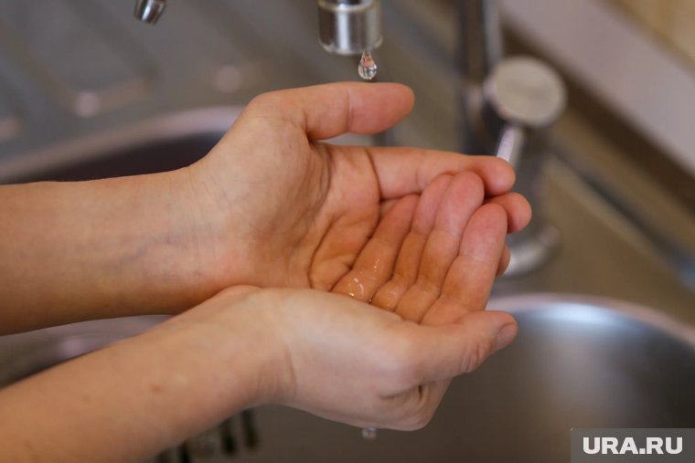 Управкомпании Кургана пришлось вскрывать квартиру, чтобы вернуть жильцам воду