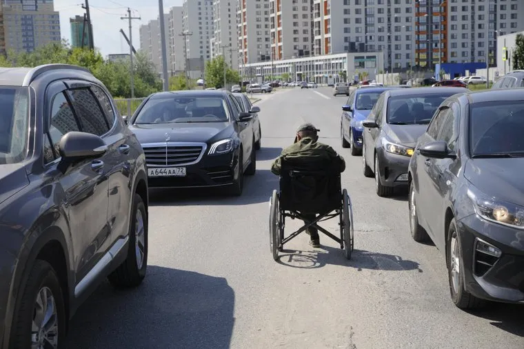 Попрошайка на дороге. Тюмень