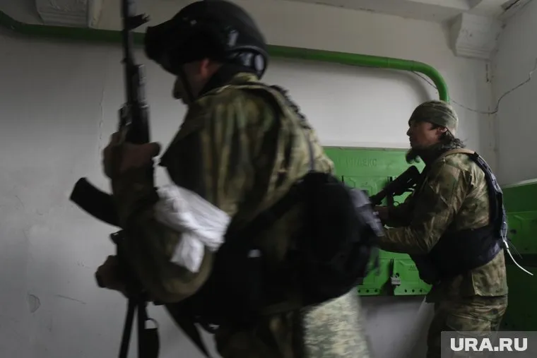 Украинцы носят белые повязки для того, чтобы выдать себя за солдат России, заявил боец спецполка «Ахмат»