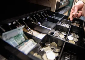 Продавец заводоуковского магазина обчистил кассу почти на миллион рублей