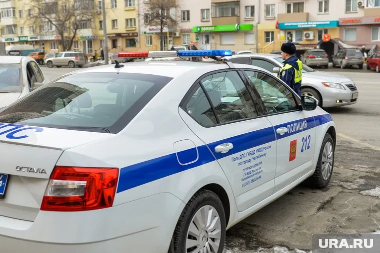Сотрудники ГИБДД выясняют обстоятельства ДТП