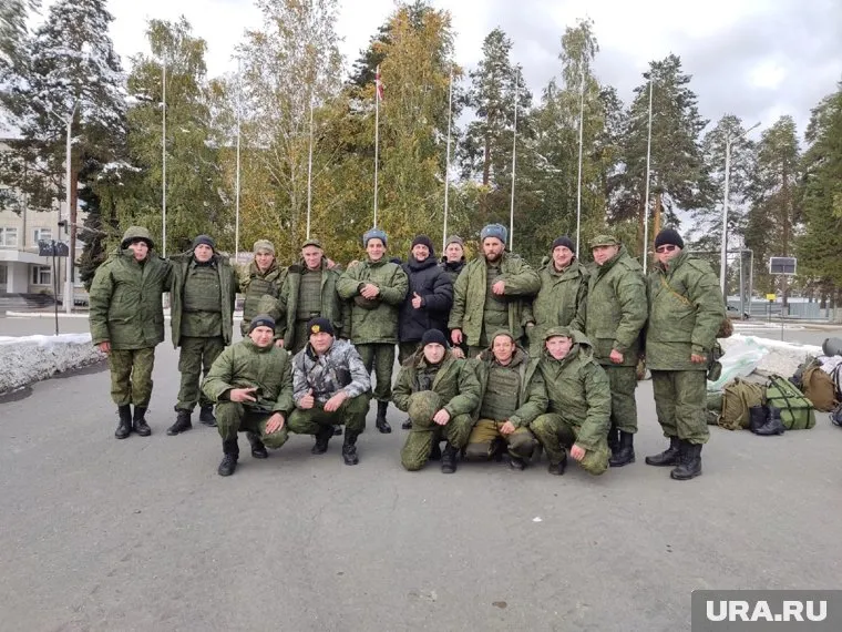 Иван Птицын вместе с другими призывниками ждут отправку на самолет