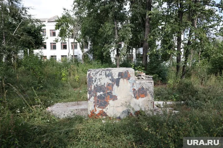 В Кургане на заброшенной территории снесли памятник Ленину