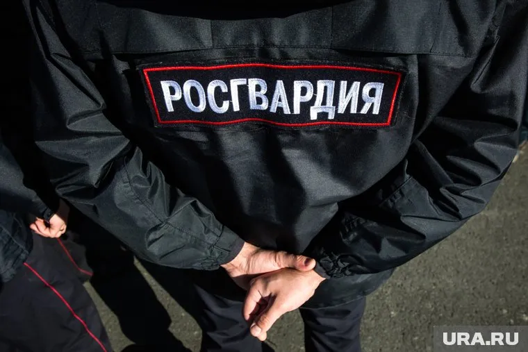 Сотрудника расстреляли через лобовое стекло автомобиля
