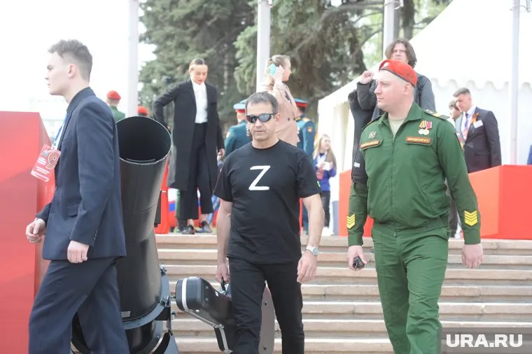 Ожидается, что народный артист Дмитрий Певцов (слева) выступит на площади Революции в Челябинске