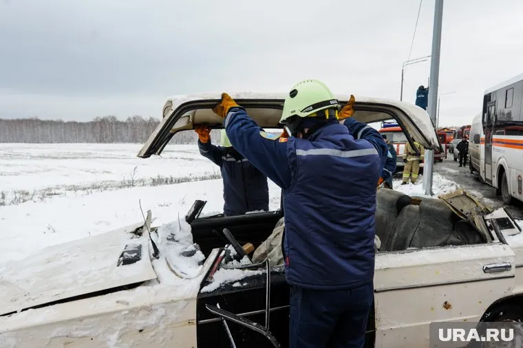 Сотрудники Госавтоинспекции выясняют подробности ДТП