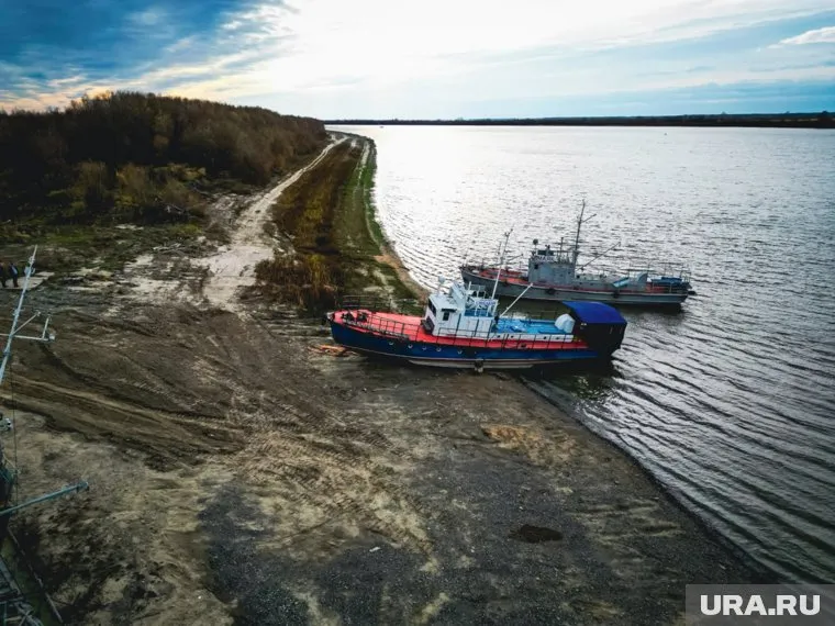 Жидкие бытовые отходы с левого берега реки перевозят спецтранспортом по воде