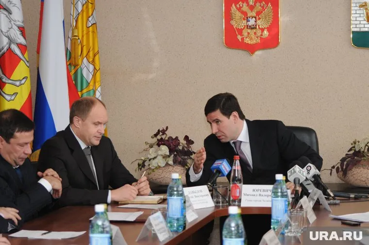 Своей карьерой Сергей Давыдов (в центре) обязан Михаилу Юревичу (справа)