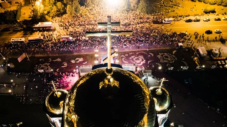 Богослужение у Храма на Крови перед крестным ходом в Царские дни. Екатеринбург