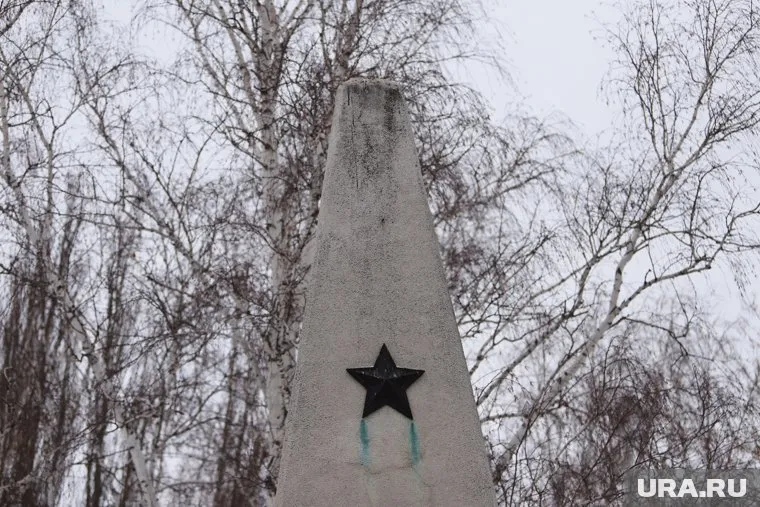 В деревне разрушается мемориал