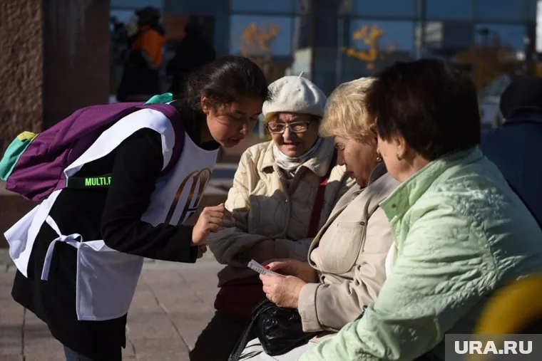 Приглашения на опрос предлагается взять с собой, чтобы получить подарок