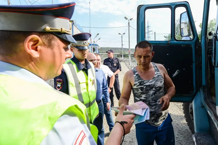Рейд полиции и представителей Министерства экологии на челябинскую городскую свалку. Челябинск, рейд по проверке документов