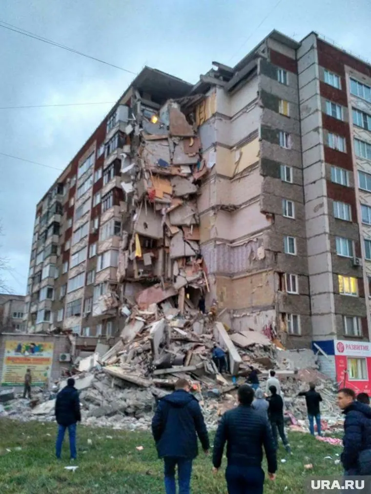 Дом обрушился с девятого по первый этаж