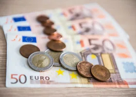 Рубль укрепляется, несмотря на дешевеющую нефть