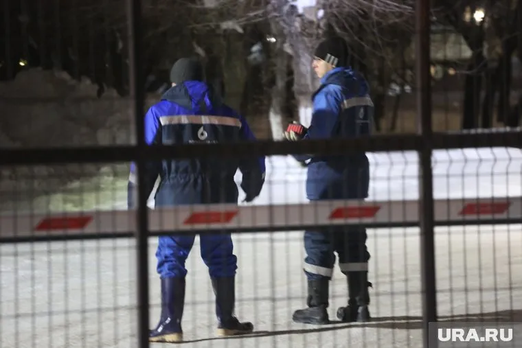 Упавшего в очистные сооружения тюменца ищут третий день