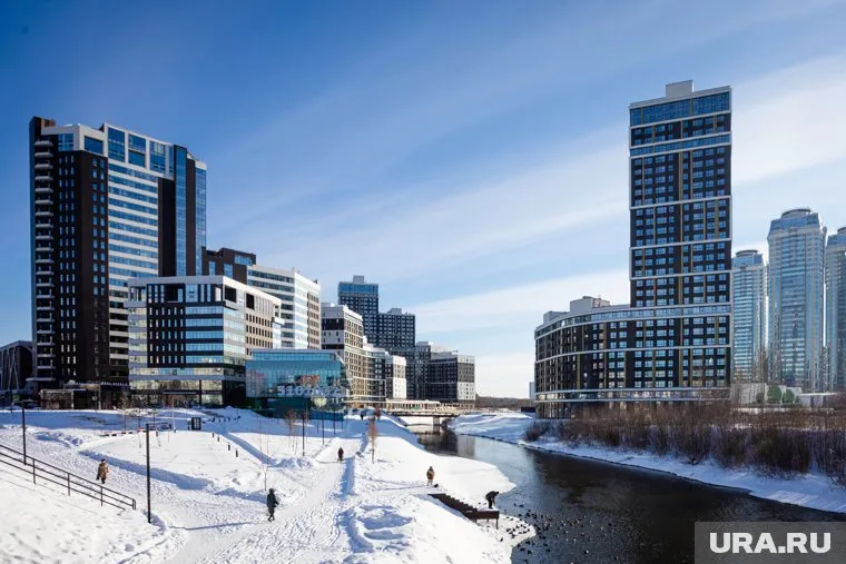Прямо под окнами Clever park — парк Маяковского и набережная Исети