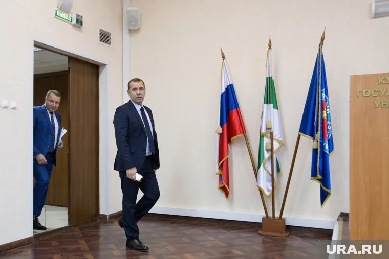 Вадим Шумков поддержал инициативу ректора КГУ Константина Прокофьева (слева)