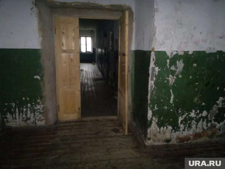 Ветеран Великой Отечественной войны уже несколько лет живет в разрушающемся доме