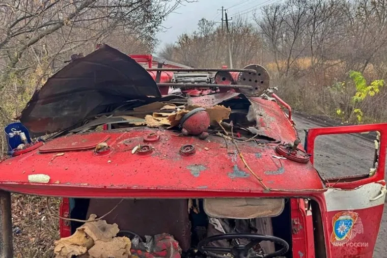 Пожарная автоцистерна МЧС получила серьезные повреждения от осколков после атаки беспилотника-камикадзе