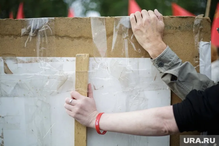 Людям удалось попасть на стадион, выбив ворота
