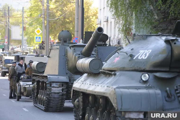 Военная техника застряла в пробке после генеральной репетиции парада