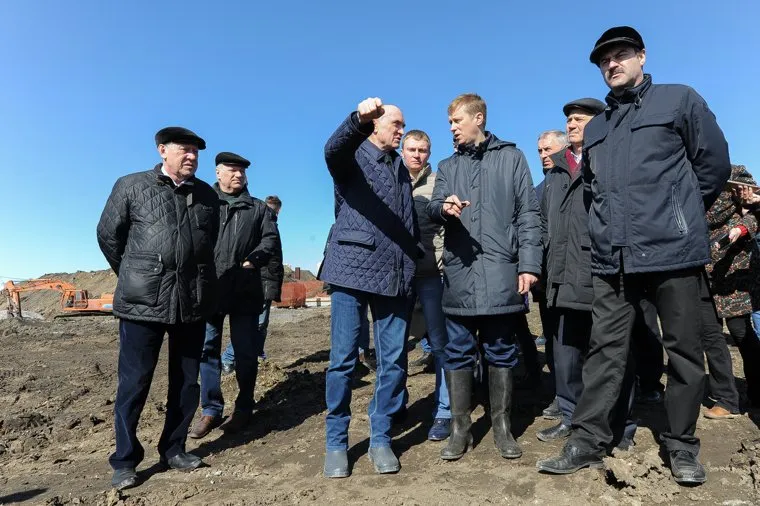 Обход Борисом Дубровским мест строительства конгресс-холла на набережной реки Миасс возле цирка. Челябинск, передерий виталий, дубровский борис, тефтелев евгений, жест рукой