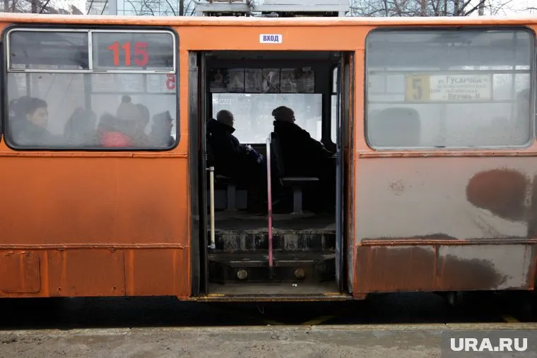 Школьник около трех километров шел пешком в мороз без варежек