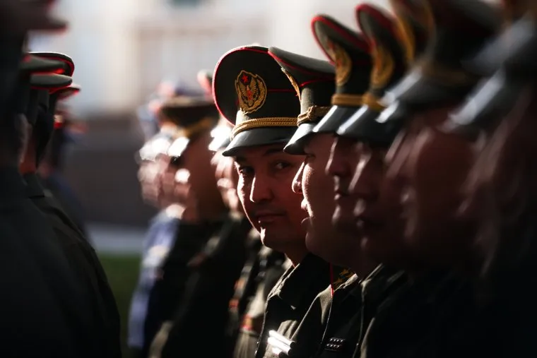 Владимир Путин на торжественном построении, посвященном 20-летию авиабазы в Киргизстане. Бишкек