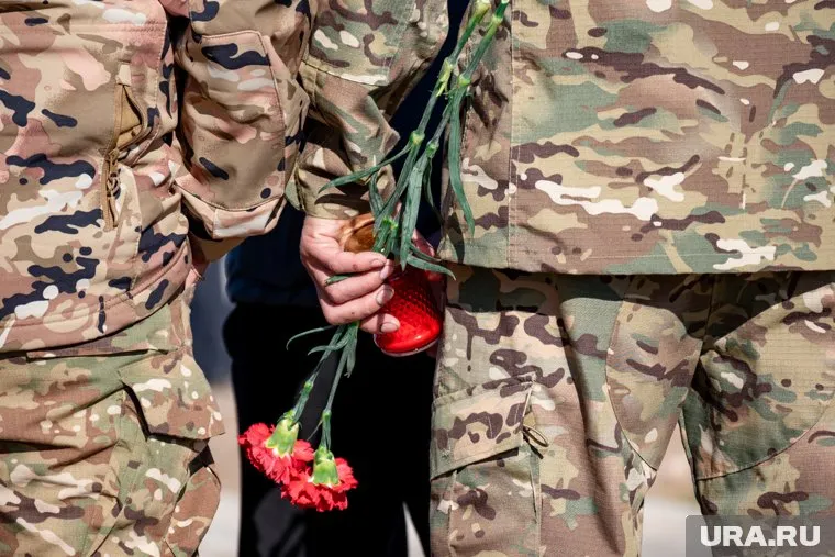 Мужчины заключили контракты в 2022 и 2024 годах соответственно