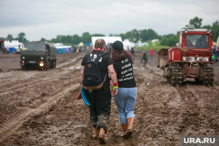 За несколько дней поле, на котором проходил фестиваль, превратилось в труднопроходимую местность