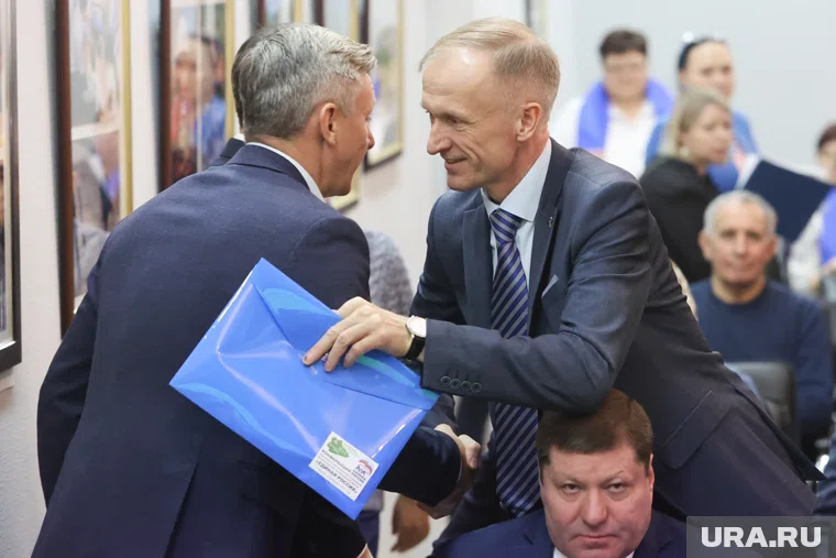 Андрей Гвоздев (справа) может покинуть пост главы Куртамышского округа