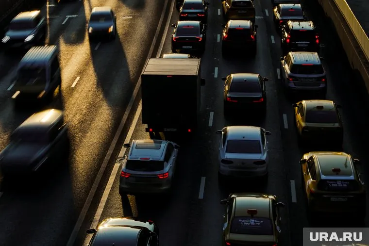 На Крымском мосту 4 августа образовалась масштабная пробка, люди ждали по восемь часов