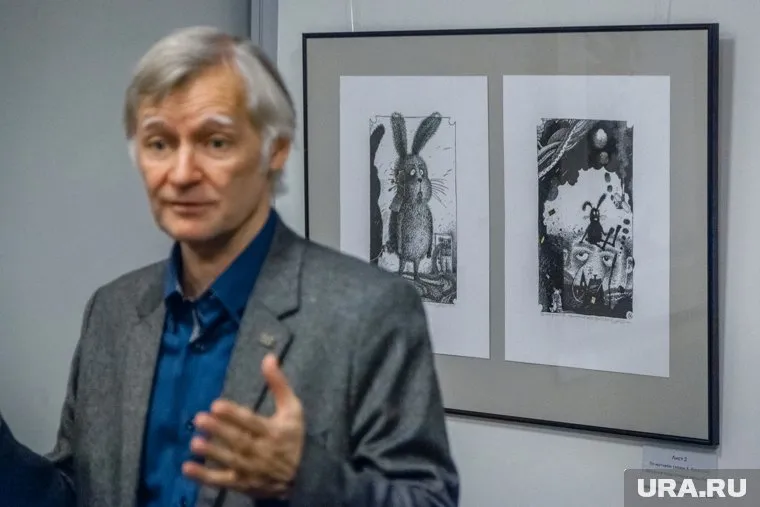 За спиной Сергея Айнутдинова - заяц Пус, придуманный Вадимом Дубичевым