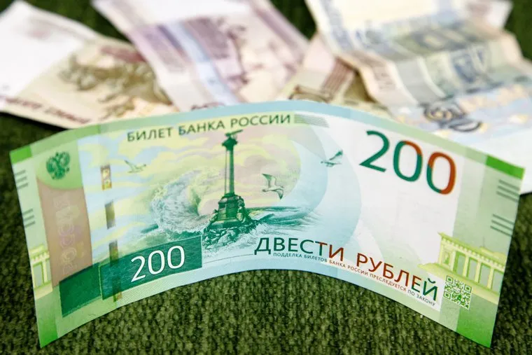 Презентация новых денежных банкнот номиналом 200 и 2000 рублей. Екатеринбург, 200 рублей, деньги, рубли, новые купюры