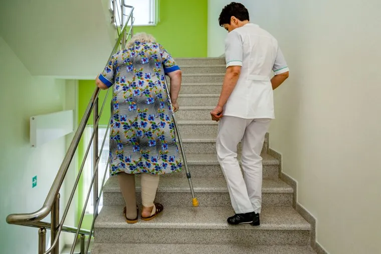 Уральский клинический лечебно-реабилитационный центр. Нижний Тагил, старики, старость, медбрат, социальная помощь, пожилая