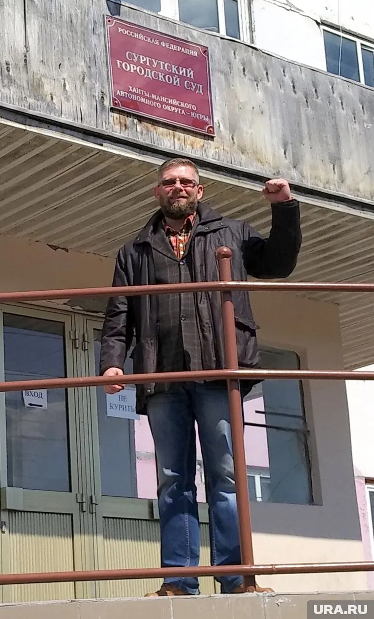 Дефектоскопист Денис Пухов порезал себя ножом кабинете у начальника из-за низкой зарплаты