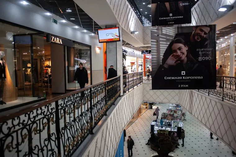 Сотрудники охраны проверяют тепловизорами температуру у посетителей торгового центра. Екатеринбург